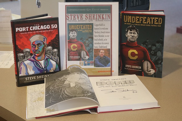 也隱藏著她